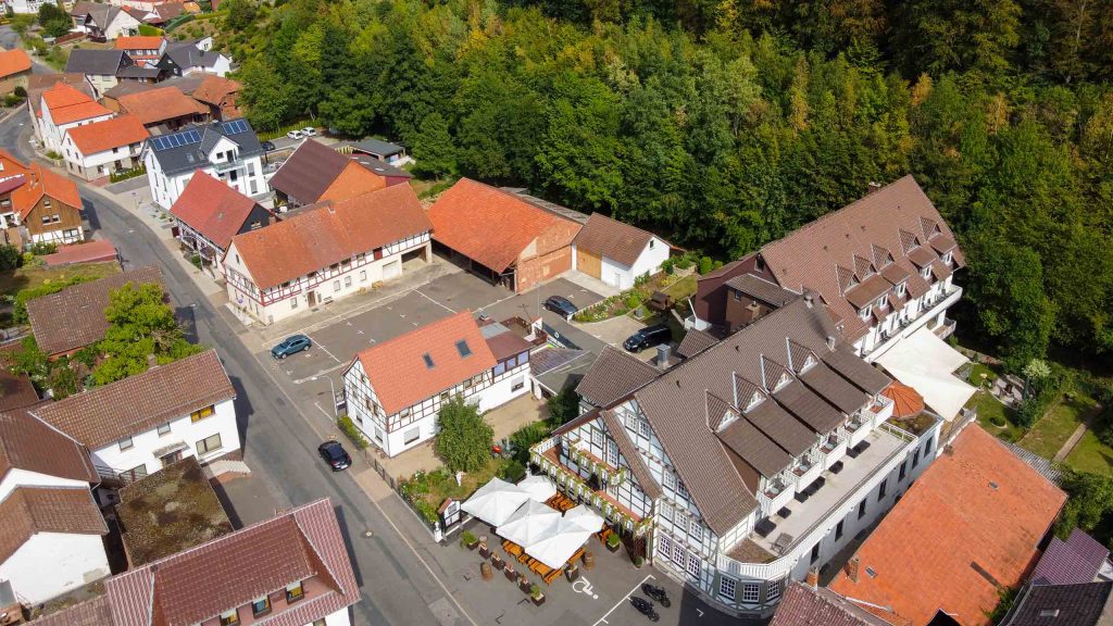 Mitten im Dorf Fuhrbach eingebettet das Dorfhotel DER KRONPRINZ