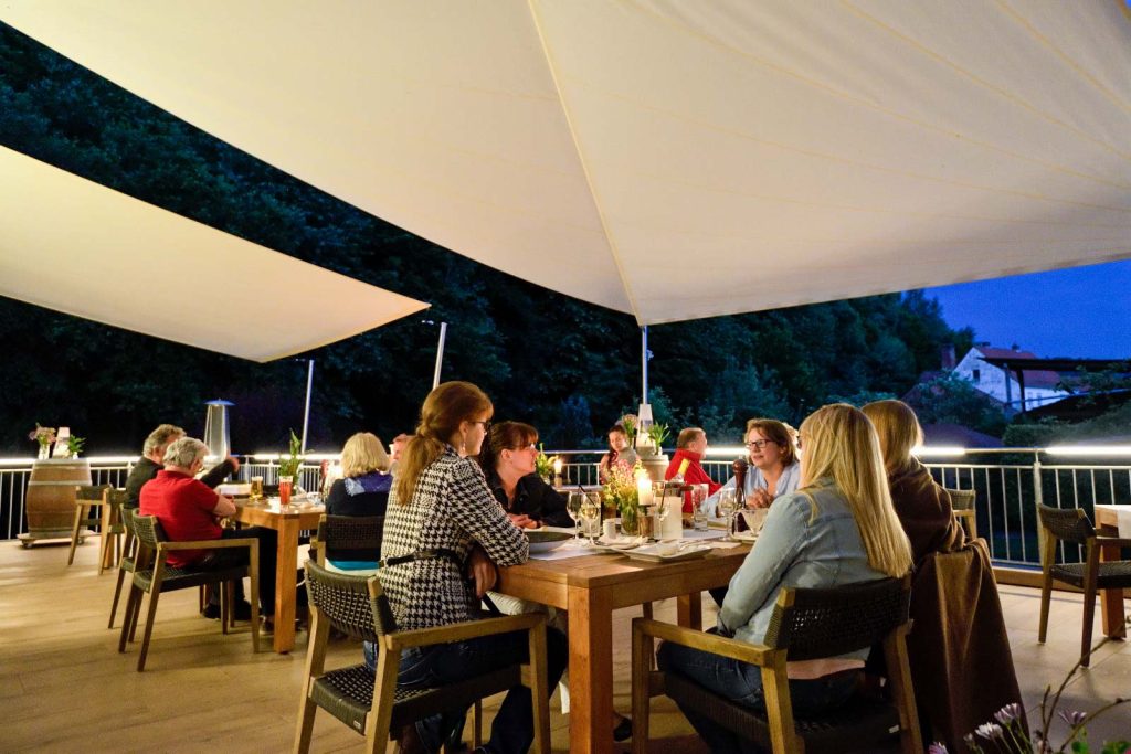 Sommerabend auf der Dorfterrasse im Gasthaus des Dorfhotel DER KRONPRINZ in Fuhrbach Nähe Duderstadt